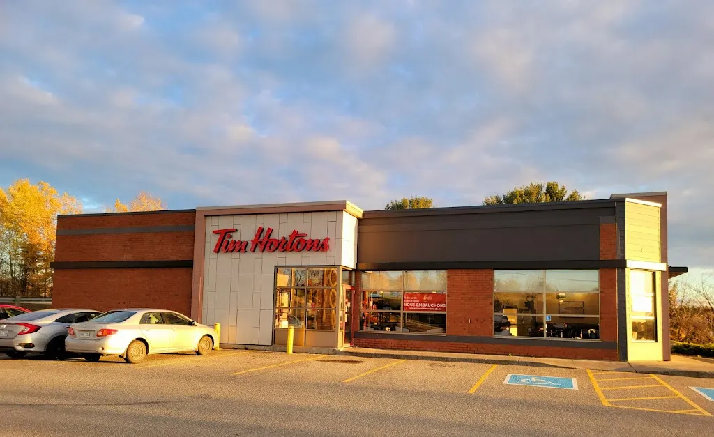 Tim Hortons storefront and interior at 1680 Rue King Est, Sherbrooke, QC
