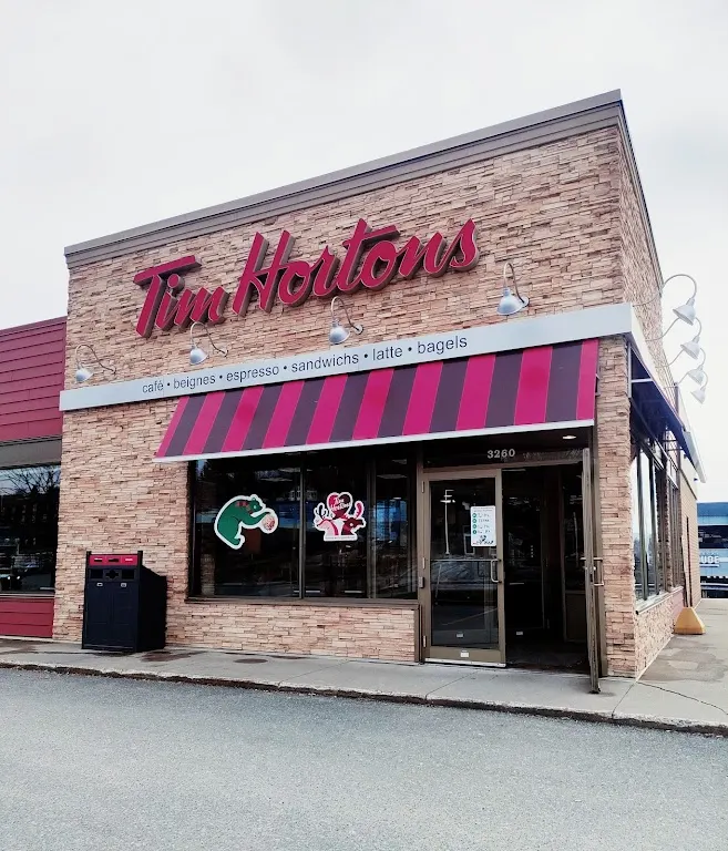Tim Hortons storefront and interior at 3260 Rue King Ouest, Sherbrooke, QC