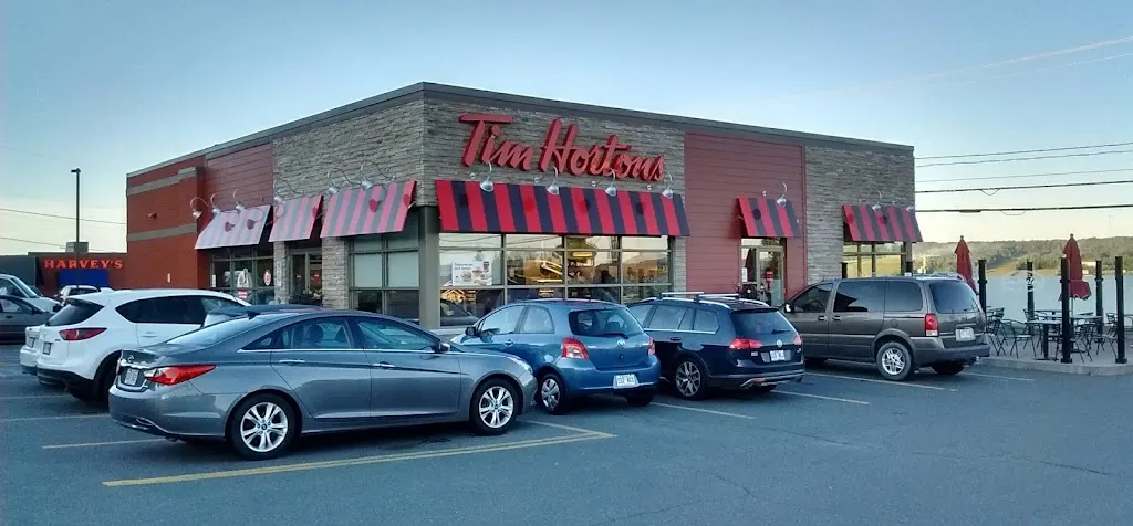 Tim Hortons storefront and interior at 410 150e Rue, St-georges, QC