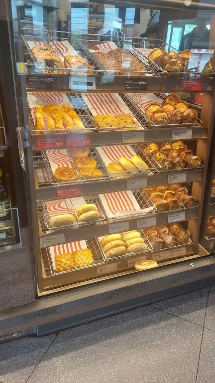 Tim Hortons storefront and interior at 1990 6e Ave, St-georges, QC