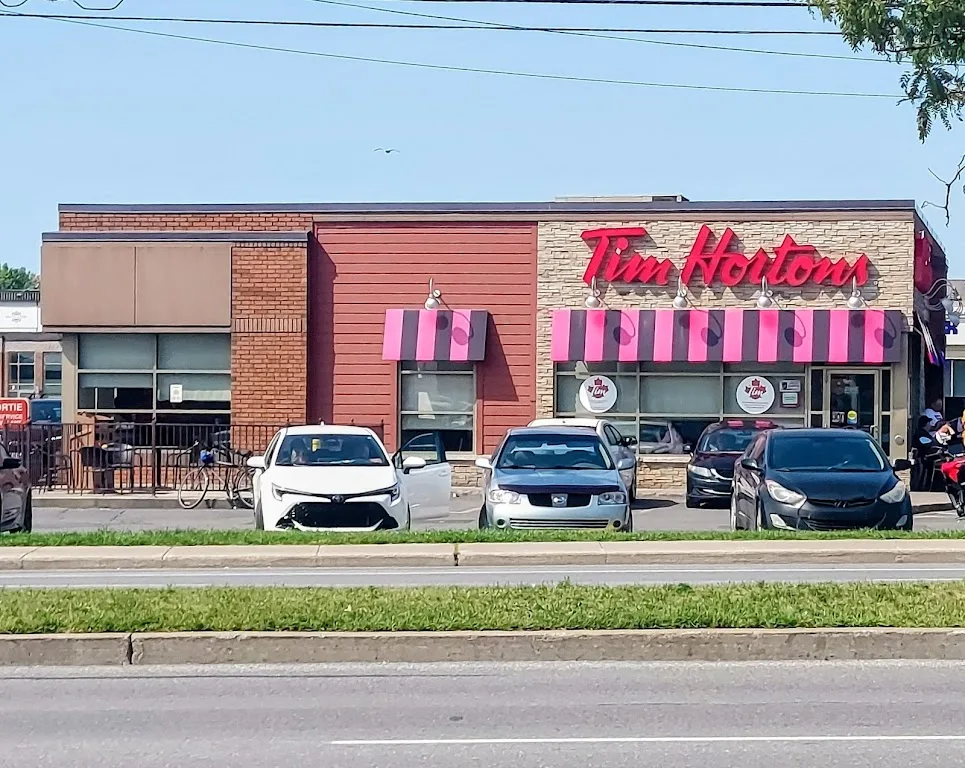 Tim Hortons storefront and interior at 370, Boul. Du Seminaire Nord, St-jean-sur-richelieu, QC