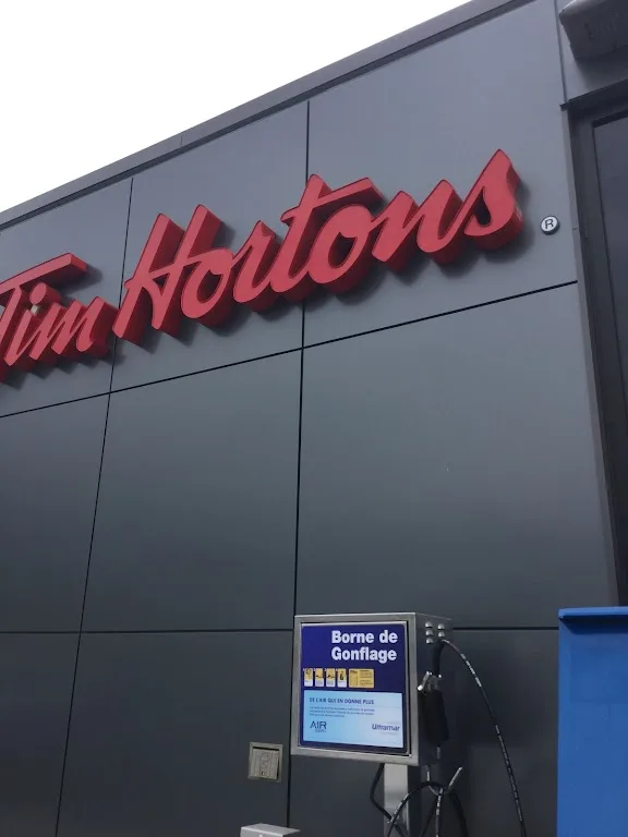Tim Hortons storefront and interior at 22 9 Ème Rue Nord, Thetford Mines, QC