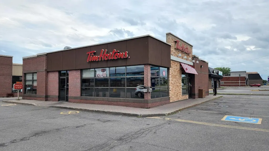 Tim Hortons storefront and interior at 420 Boul Harwood, Vaudreuil-dorion, QC