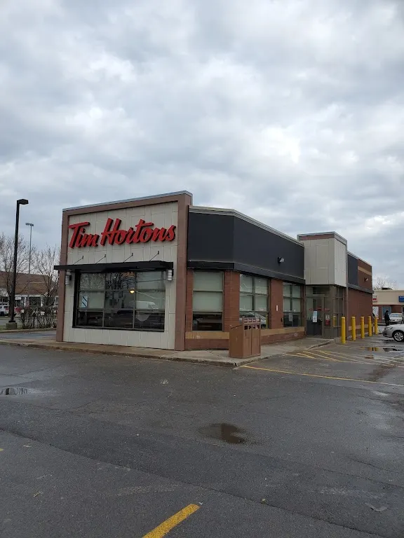 Tim Hortons storefront and interior at 485 Av St Charles, Vaudreuil-dorion, QC