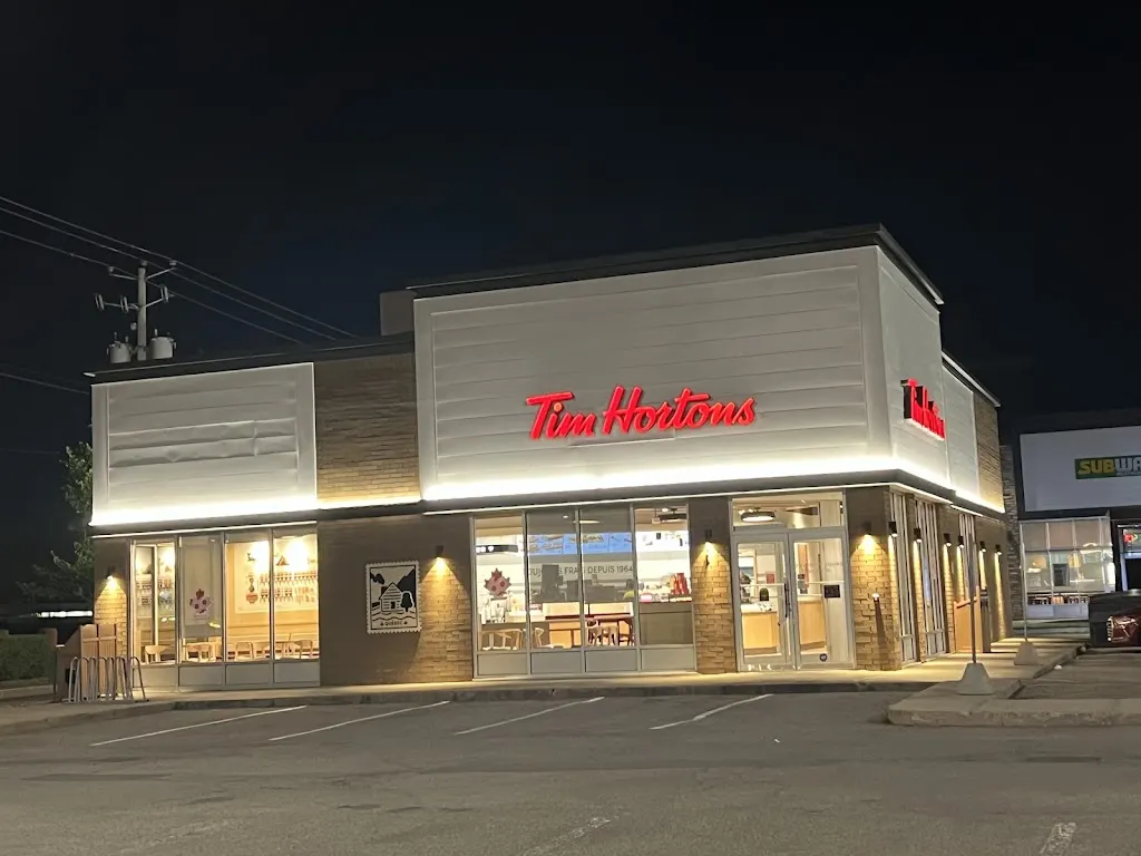 Tim Hortons storefront and interior at 2909 Blvd De La Gare, Vaudreuil-dorion, QC