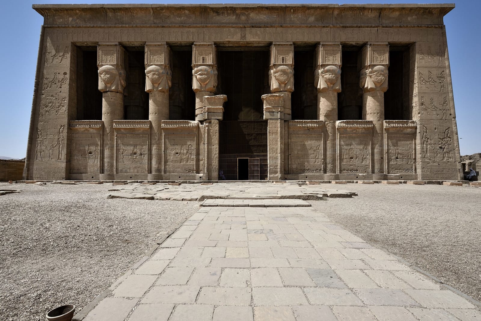 Reliefs und Farbe an den Wänden des Hathor-Tempels von Dendera