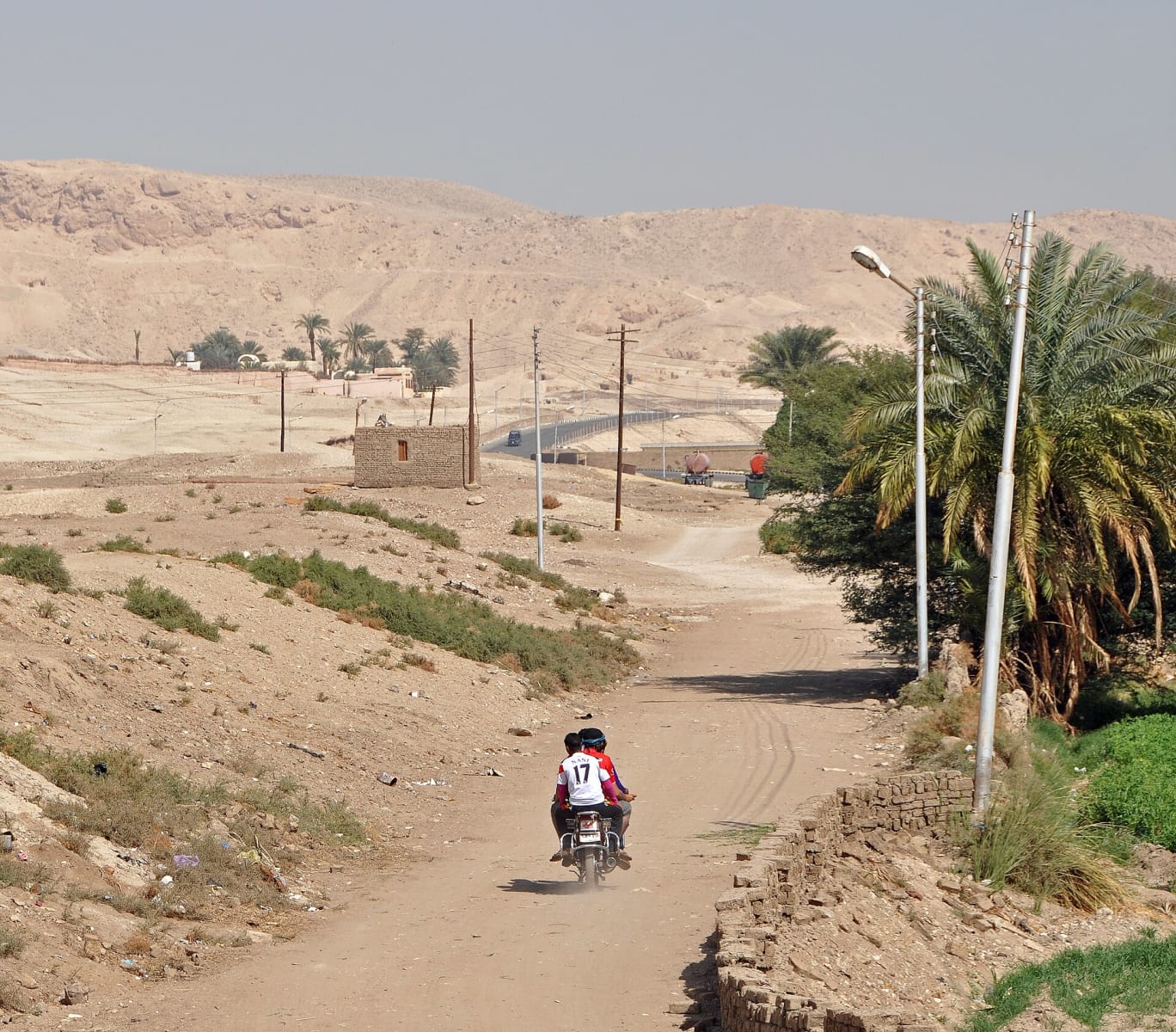 نقوش ملوّنة في الفناء الثاني، واللون ما زال على الحجر