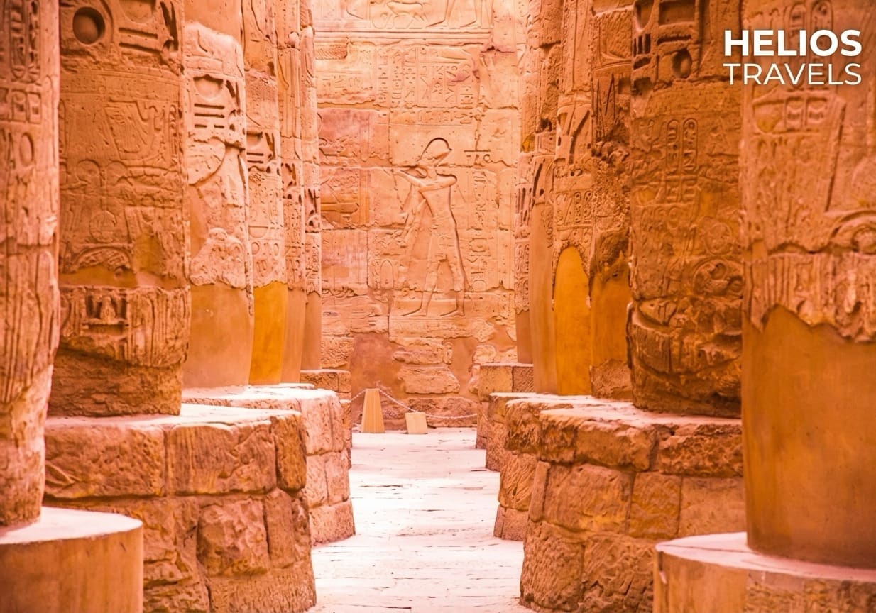 Sonnenlicht fällt zwischen die Säulen der Säulenhalle von Karnak