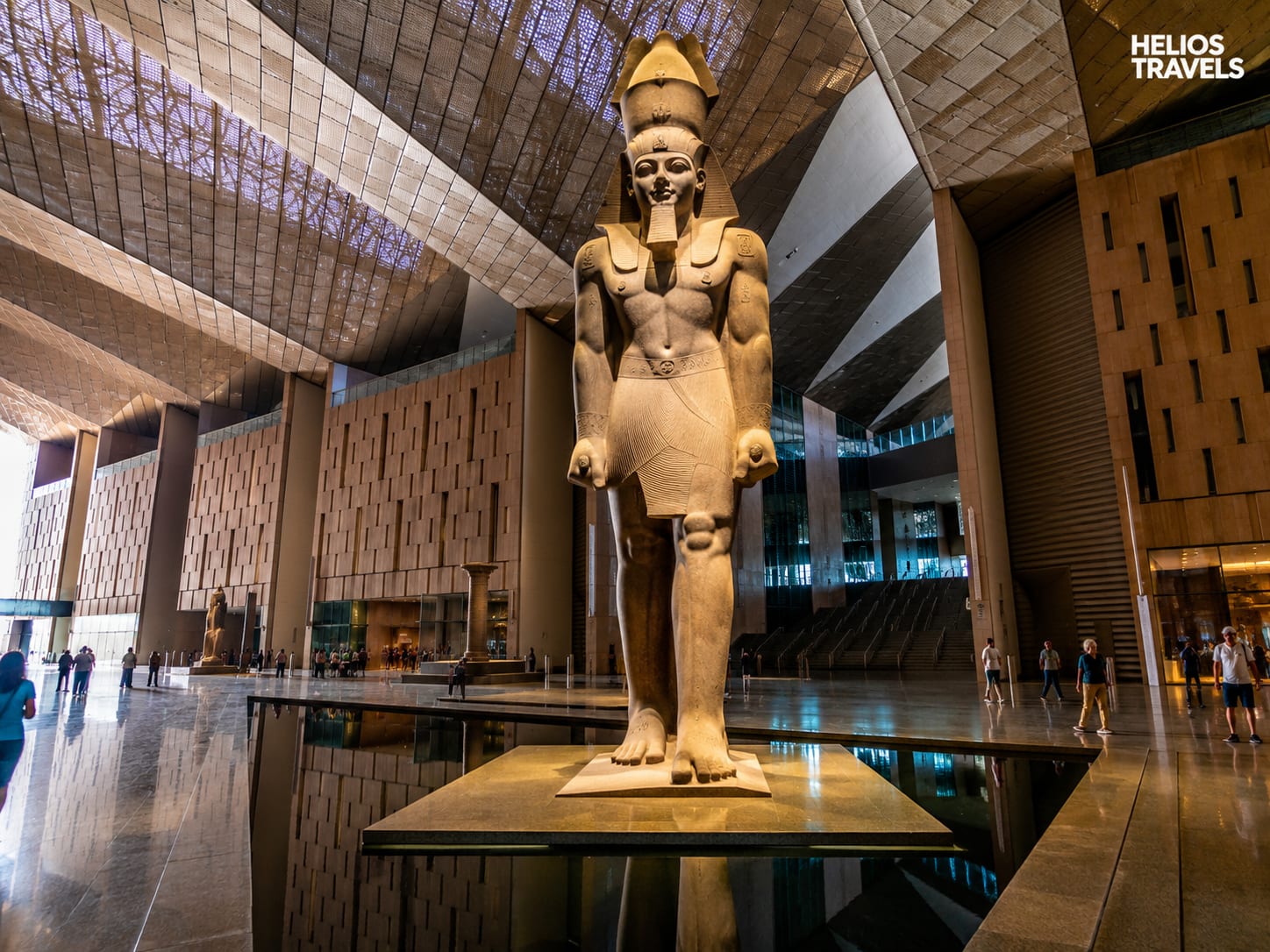 Die Große Treppe des Großen Ägyptischen Museums, gesäumt von Königsstatuen