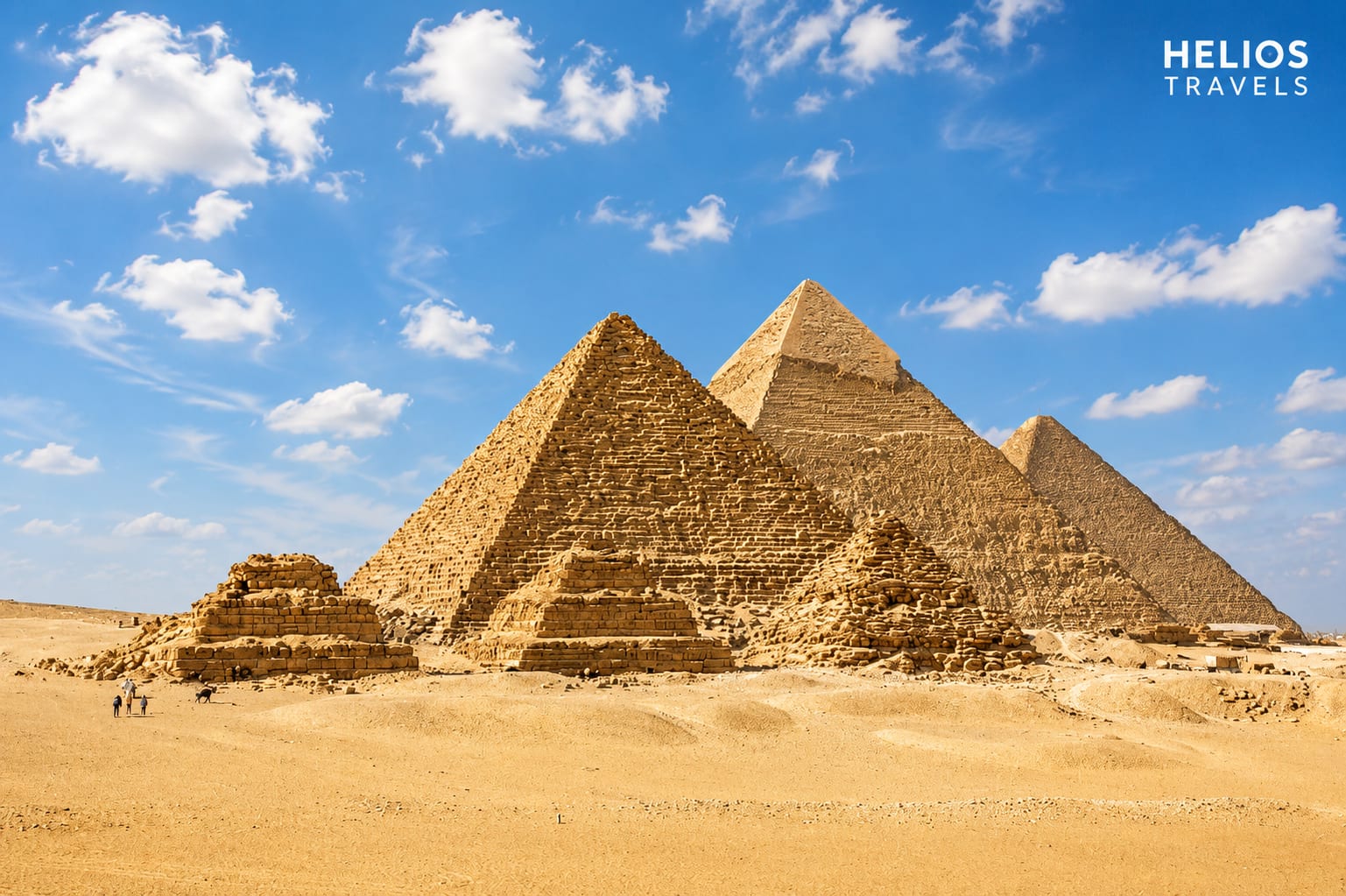 Die Pyramiden von Gizeh über das Wüstenplateau gesehen