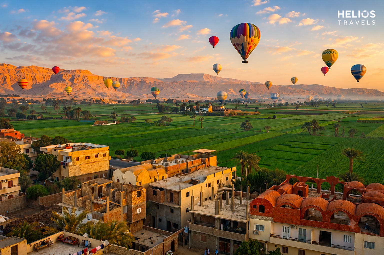 Heißluftballons über dem thebanischen Westufer bei Sonnenaufgang