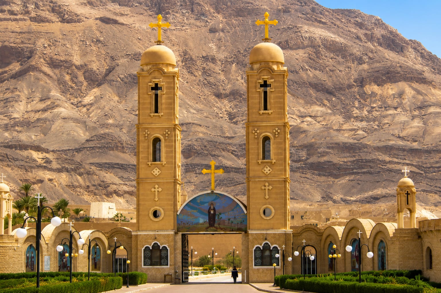 الصحراء المحيطة بالدير