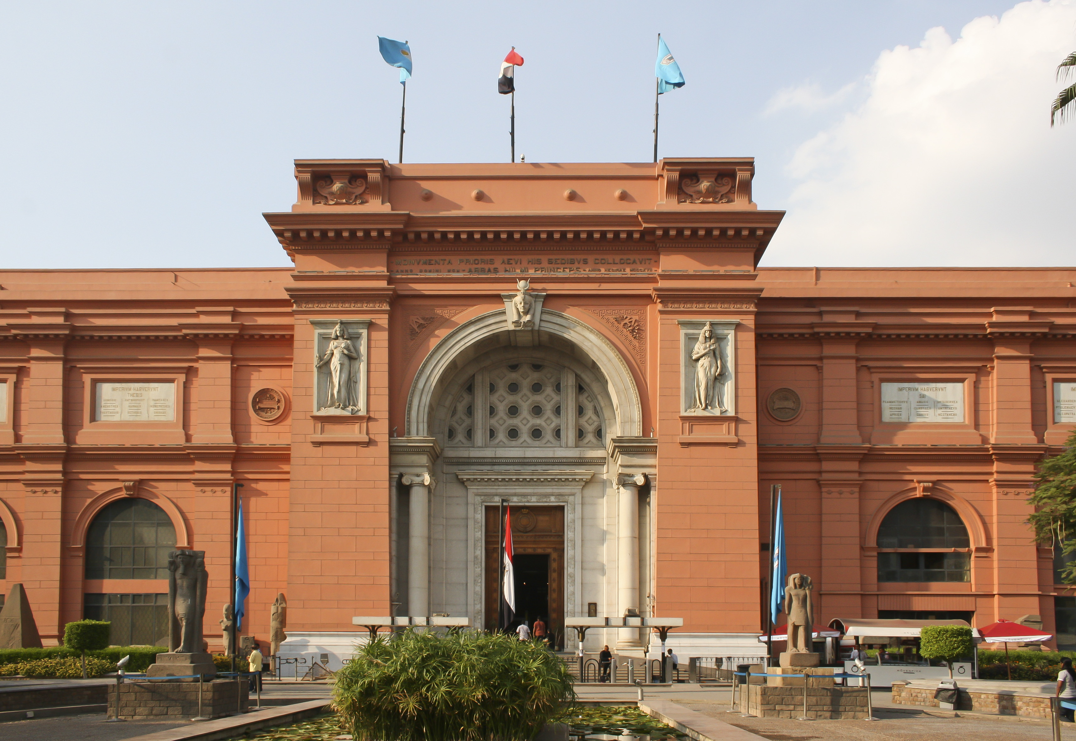 واجهة المتحف المصري بميدان التحرير التي تعود إلى عام 1902