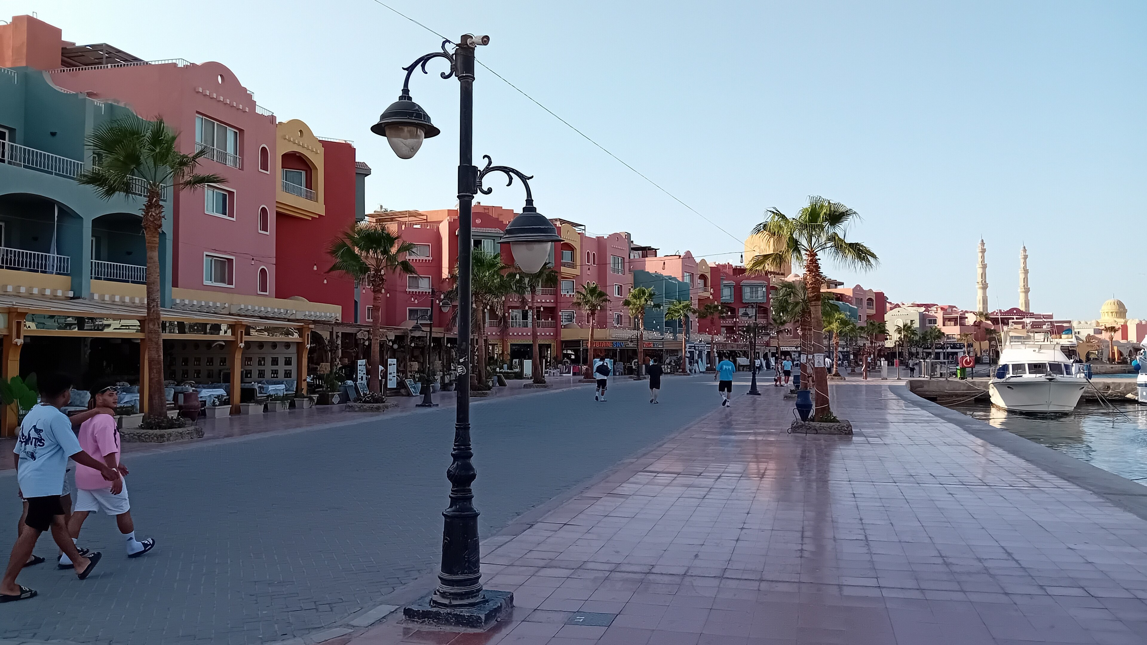 Hurghada Marina: boats, water and the promenade