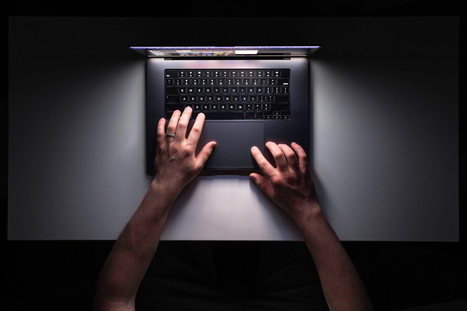 Profissionais utilizando ferramentas de IA sem governança corporativa