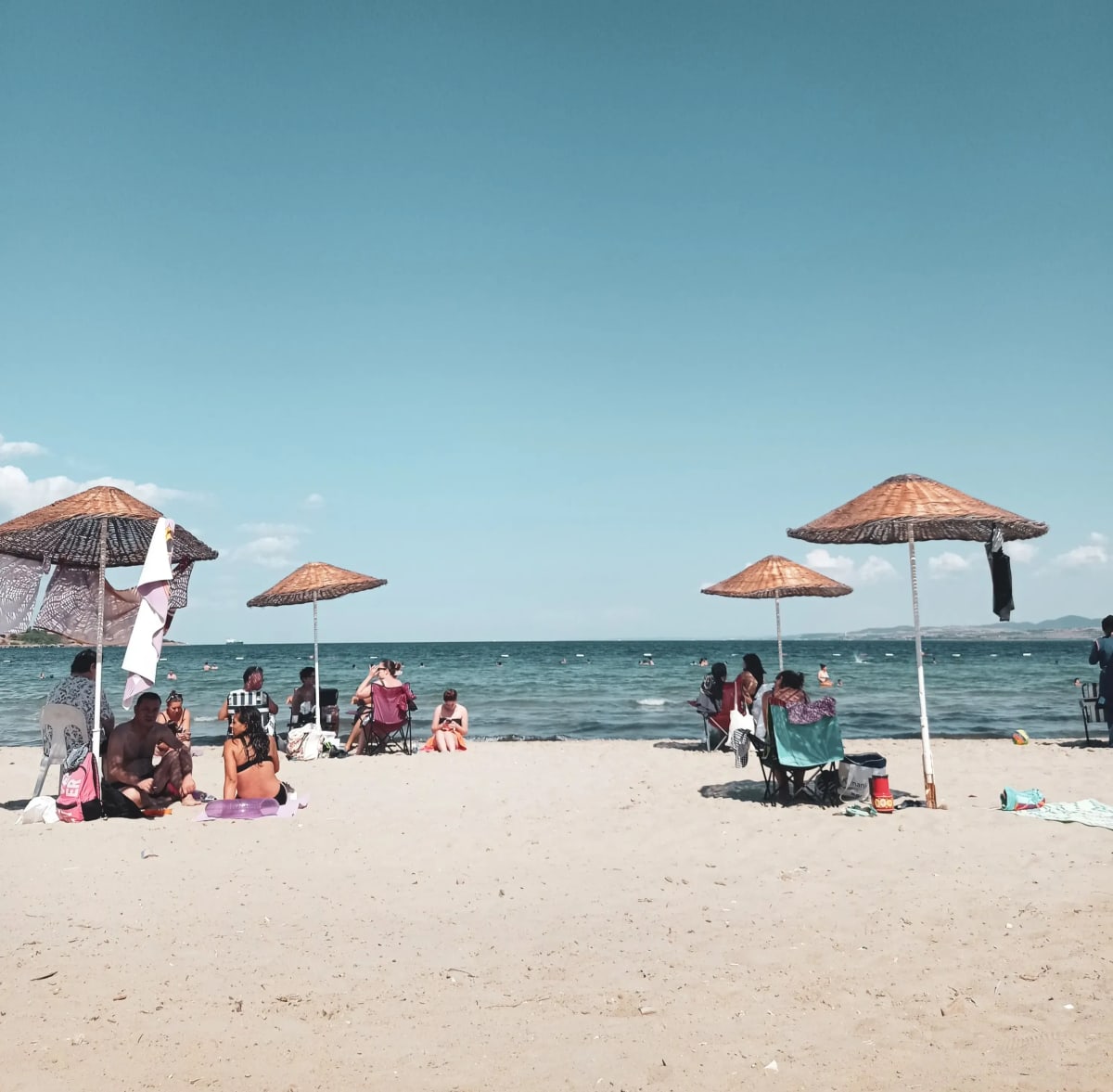 Playa con sombrillas cerca al mar