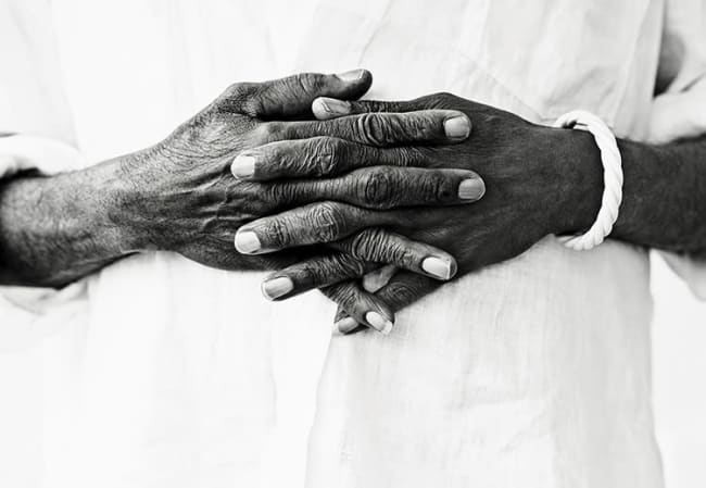 Canvas Folded hands I 85x113 / Peter Sebastian