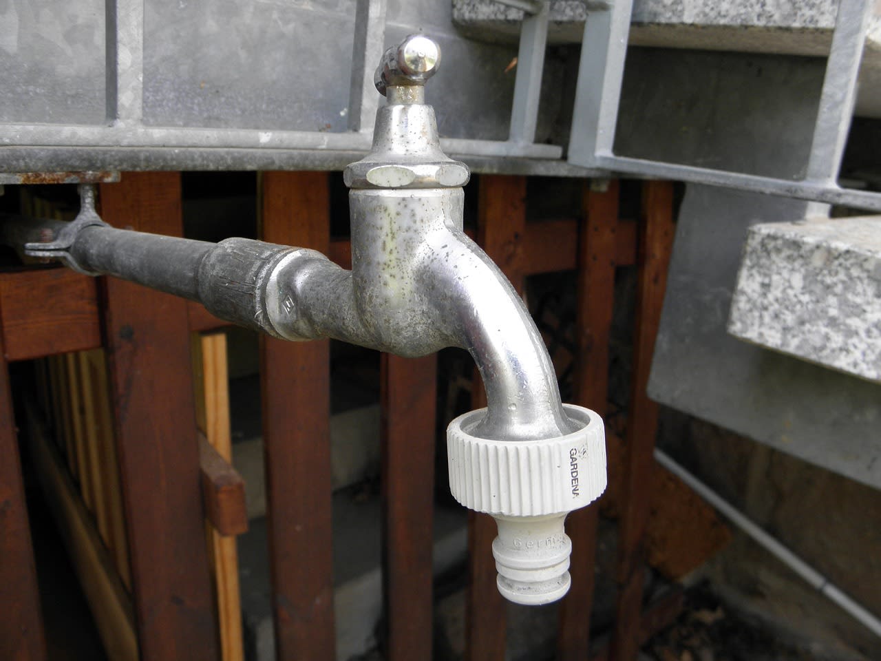 Cuve d’eau de pluie avec pompe pour arrosage