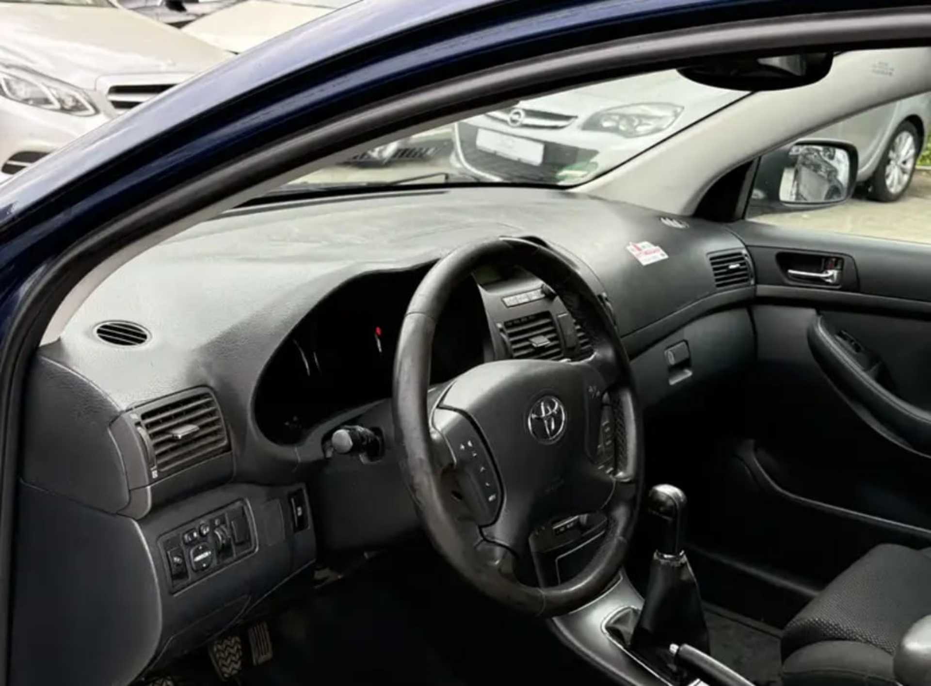 Toyota Avensis - 2