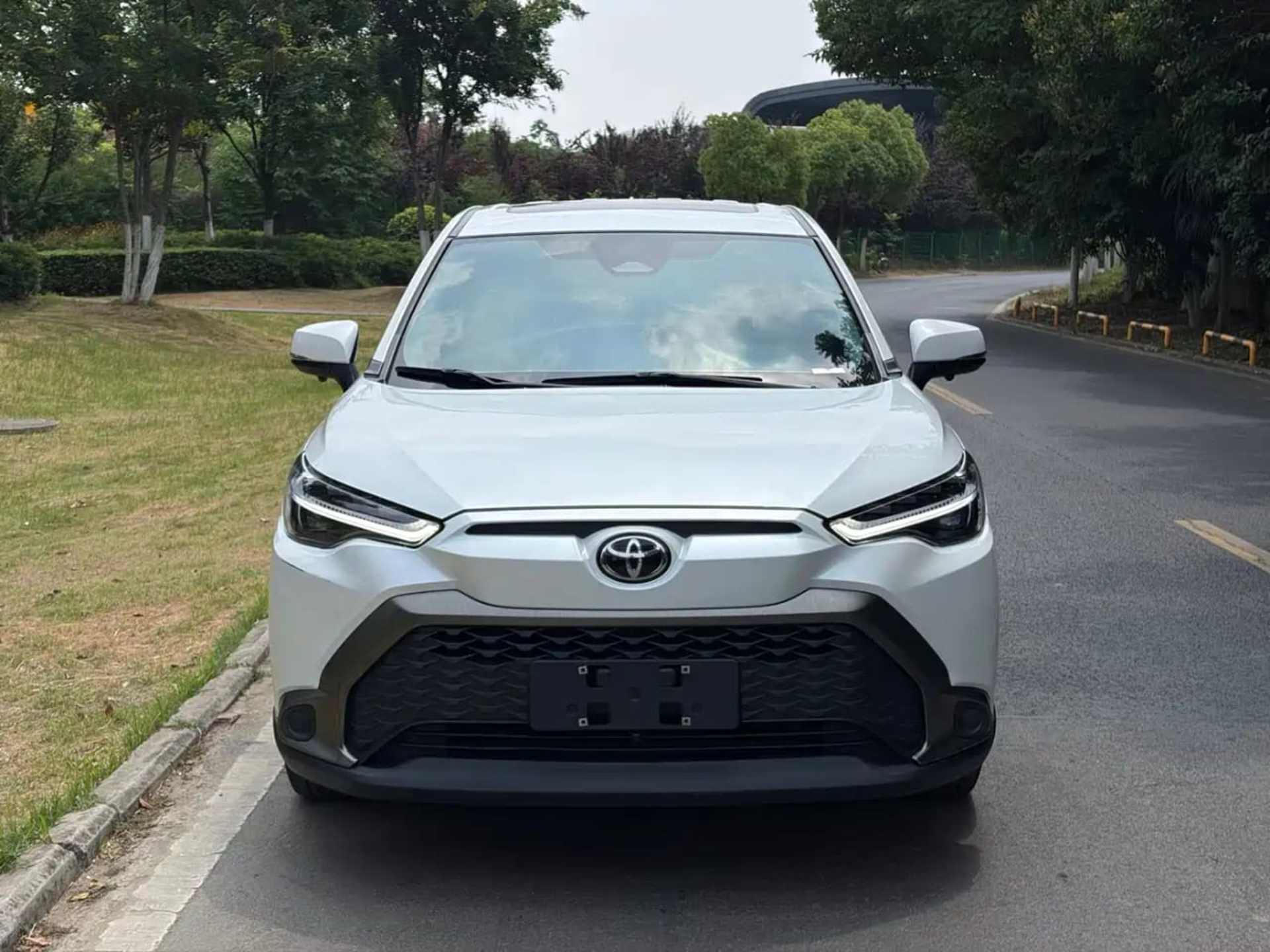 Toyota FRONTLANDER - 1