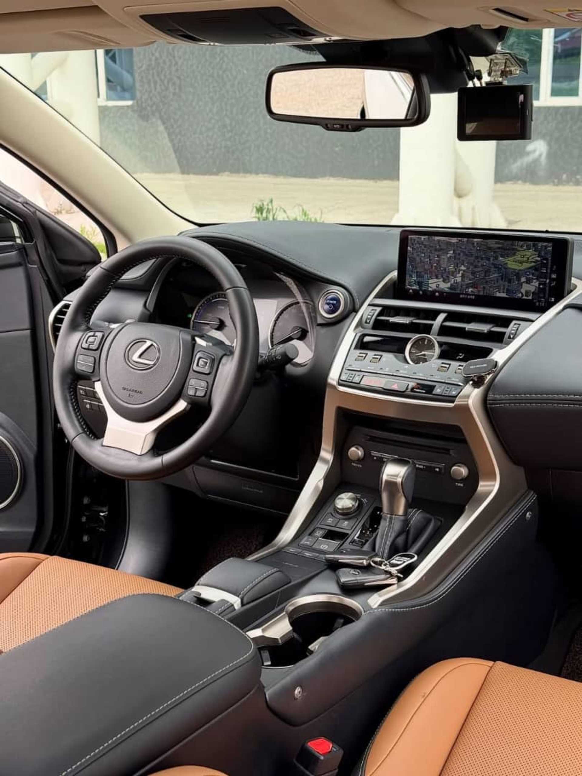 Lexus NX 300h  - 2