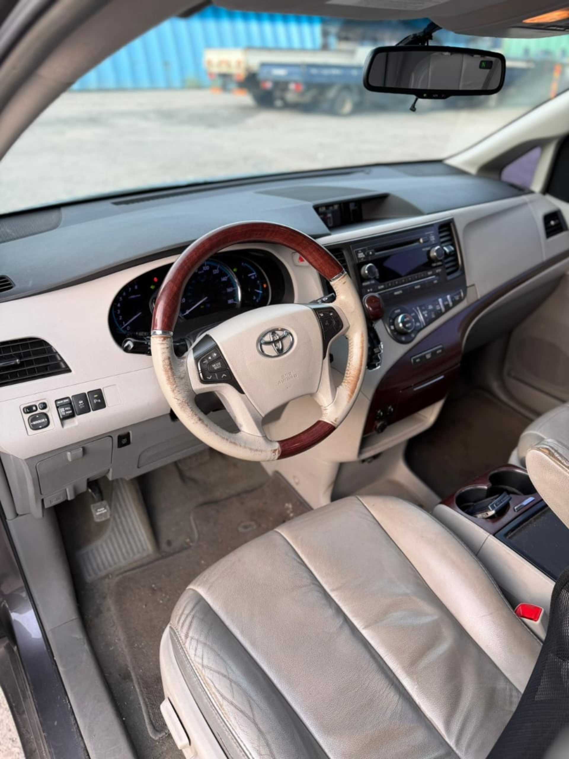 Toyota Sienna - 4