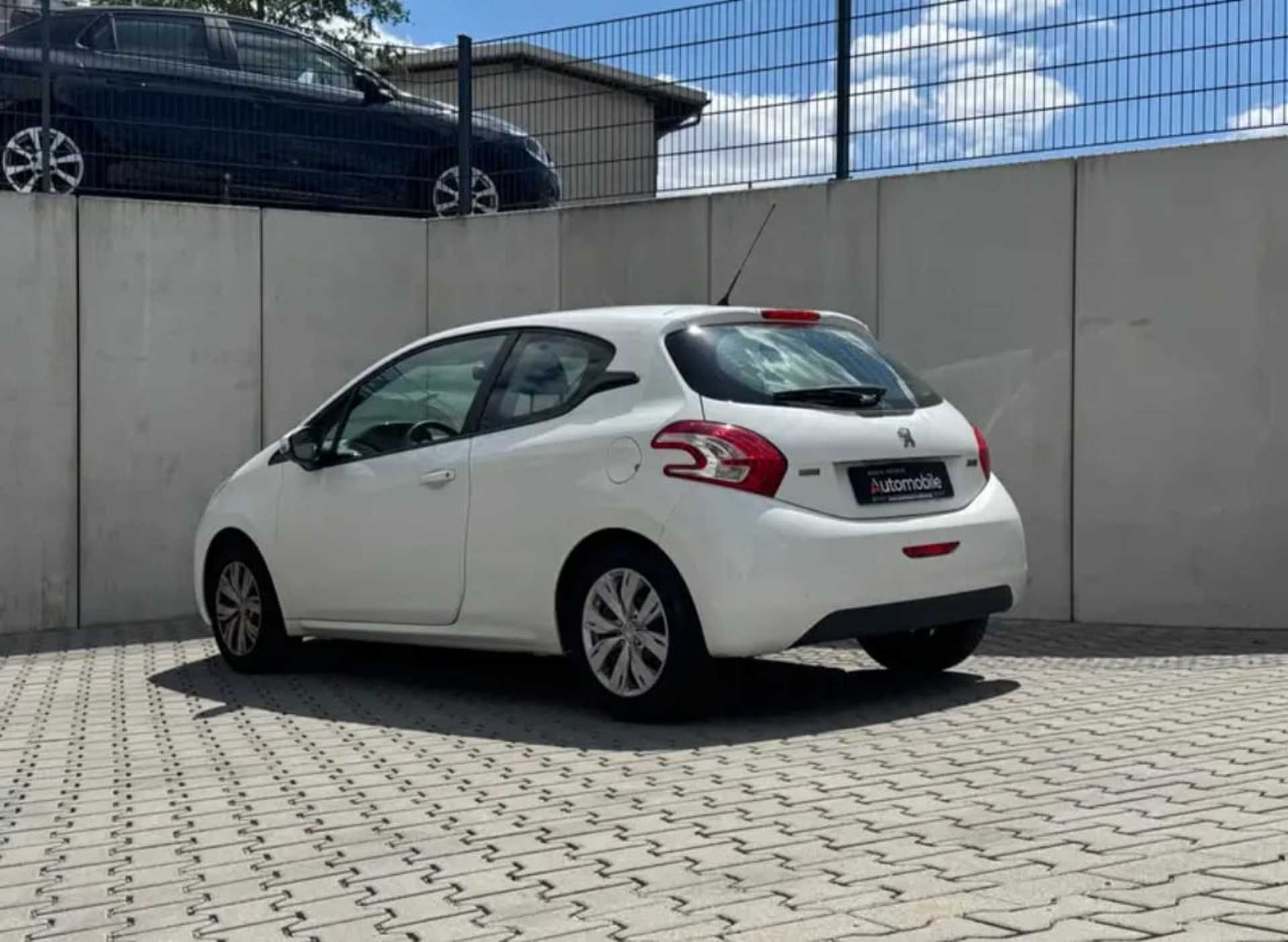 Peugeot 208 - 8
