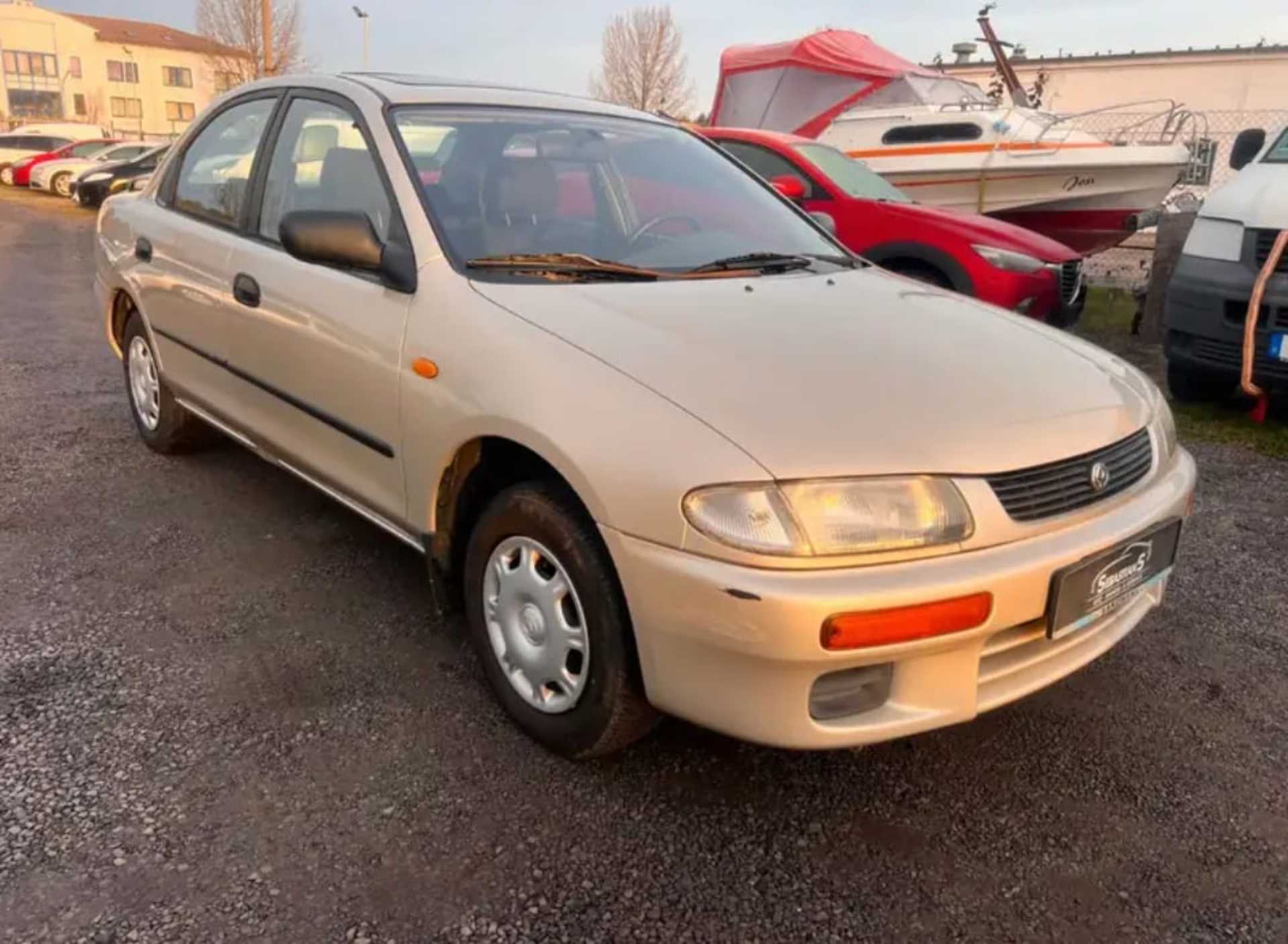 Mazda 323 - 1