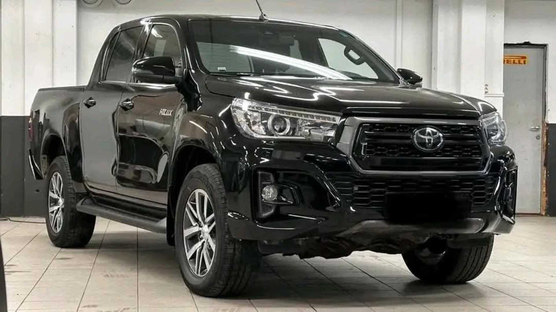 Toyota Hilux  D-CAB 2.4L - 8