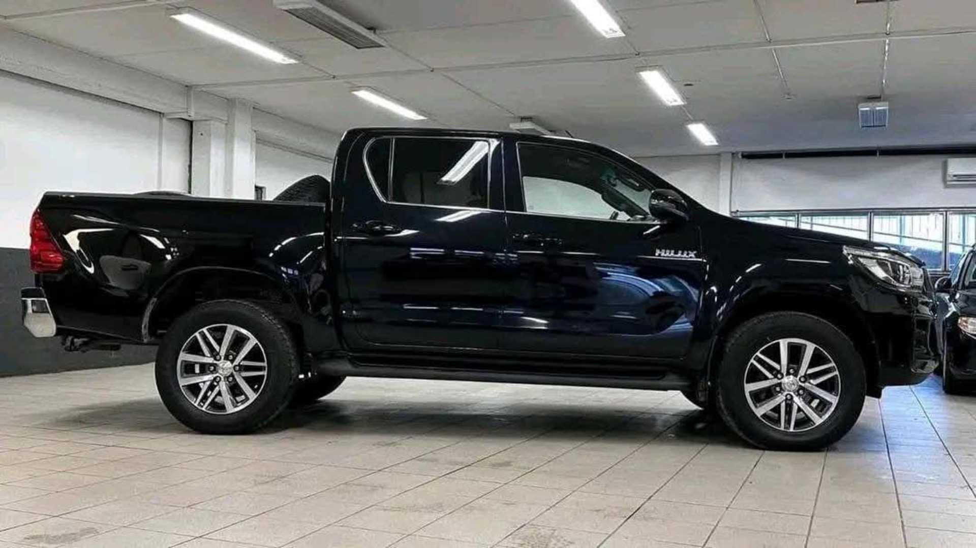 Toyota Hilux  D-CAB 2.4L - 7