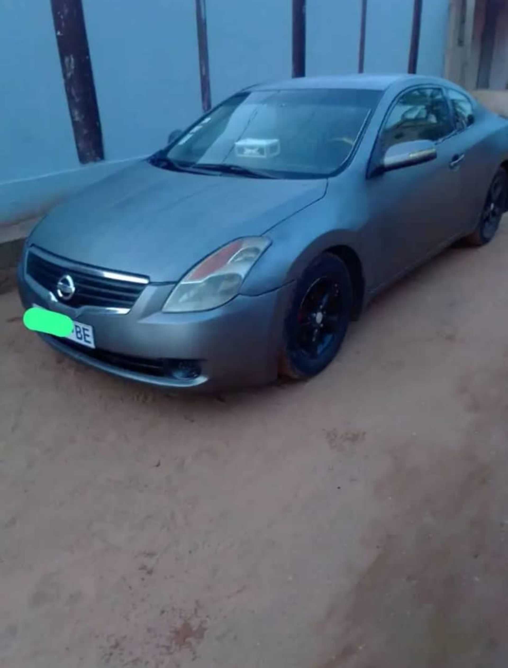 Nissan Altima - 1