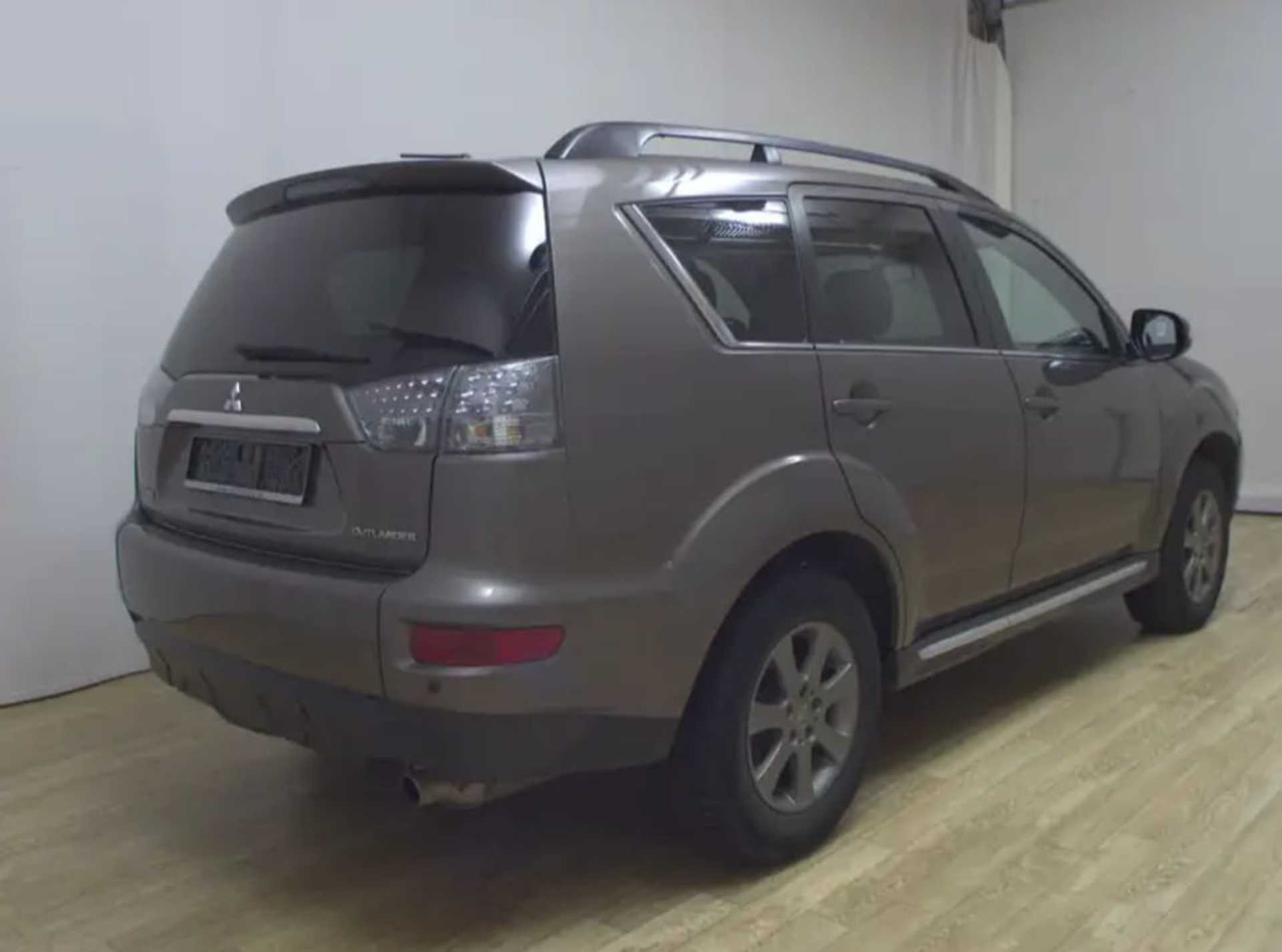 Mitsubishi Outlander  2.0 MIVEC  - 10