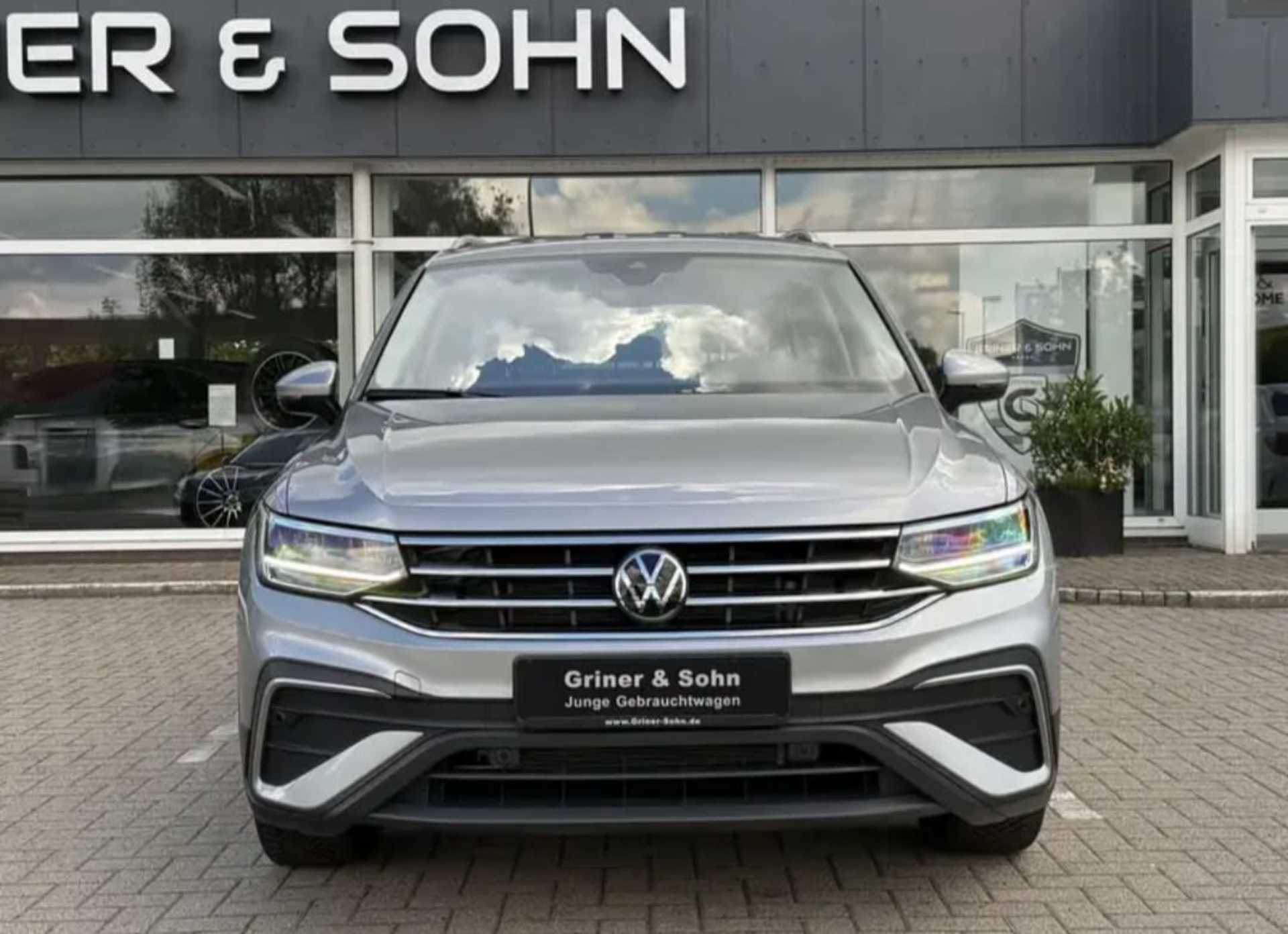 Volkswagen Tiguan - 1