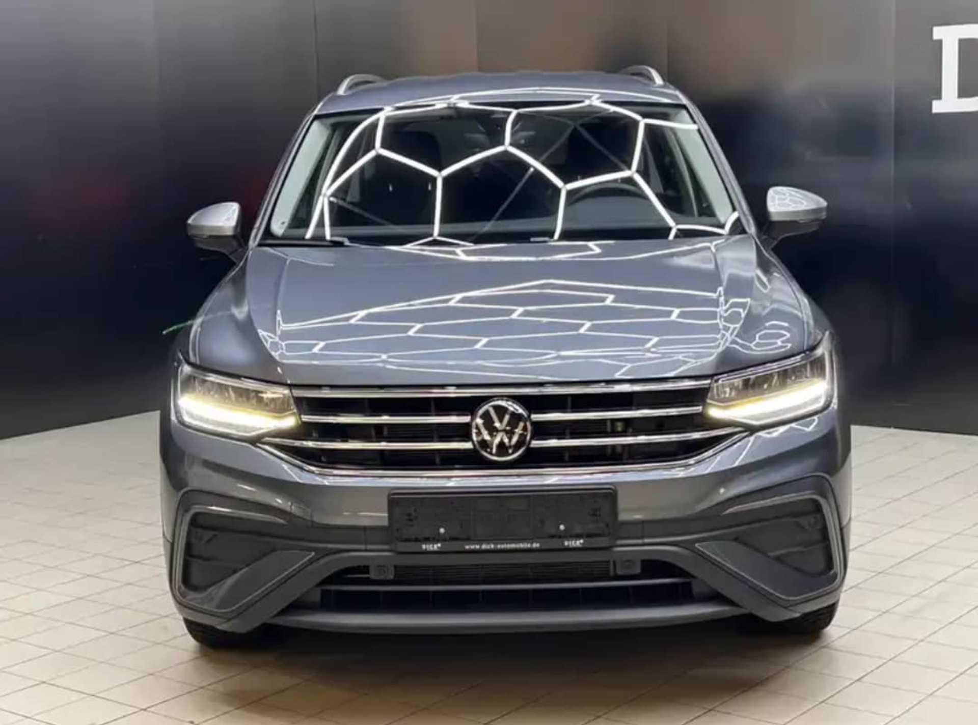 Volkswagen Tiguan - 1