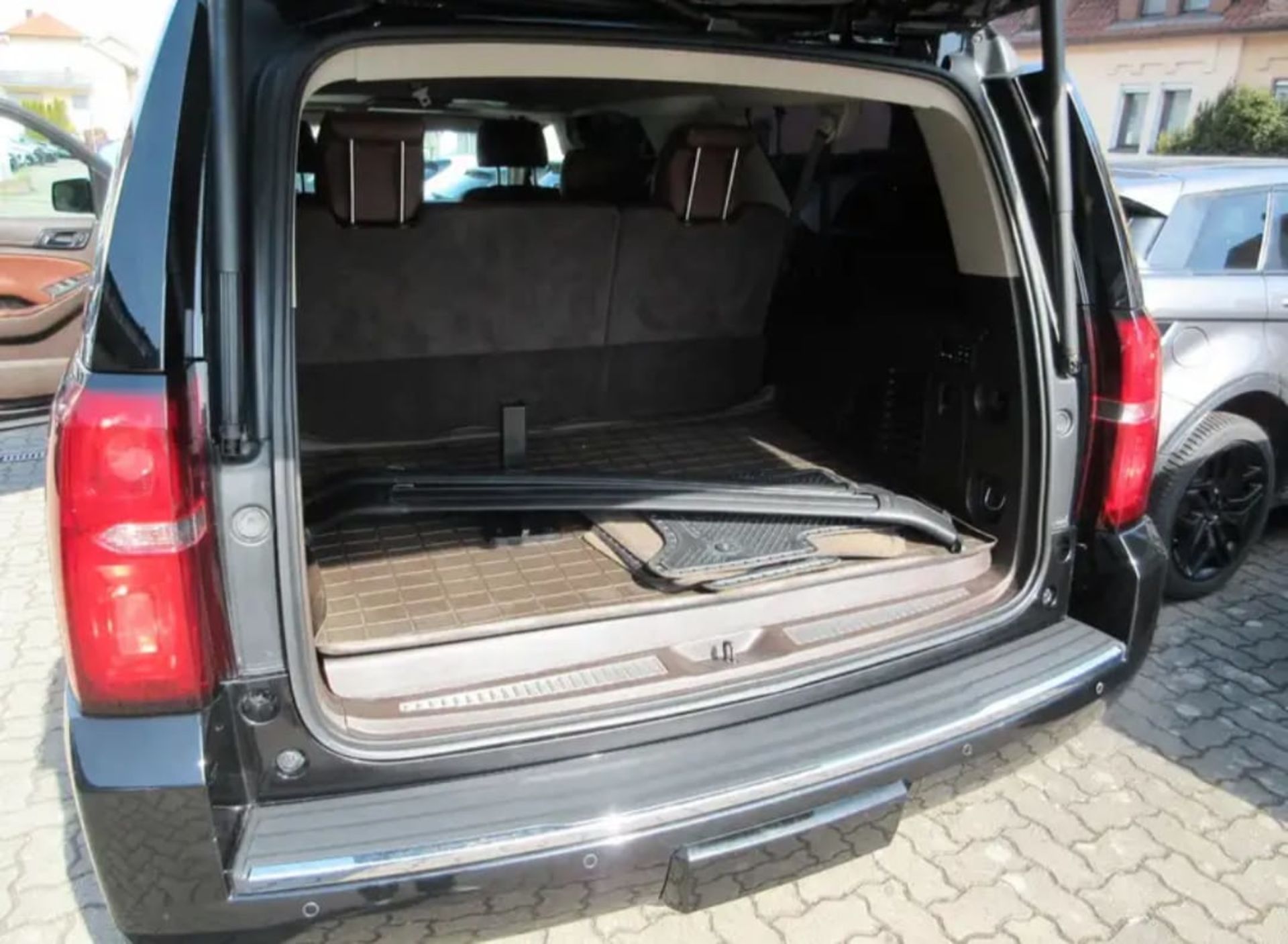 Chevrolet Suburban HD - 9