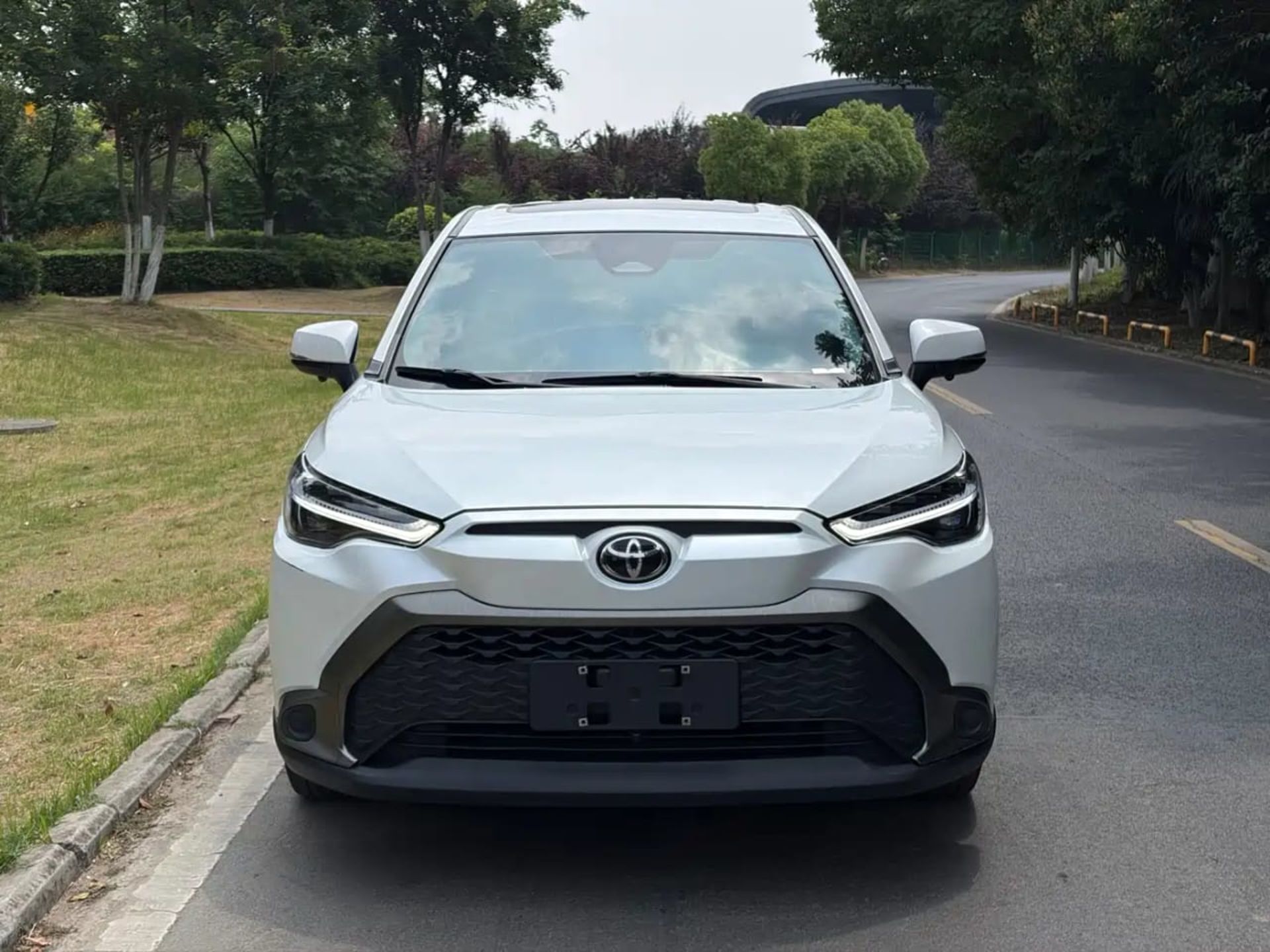 Toyota FRONTLANDER - 1