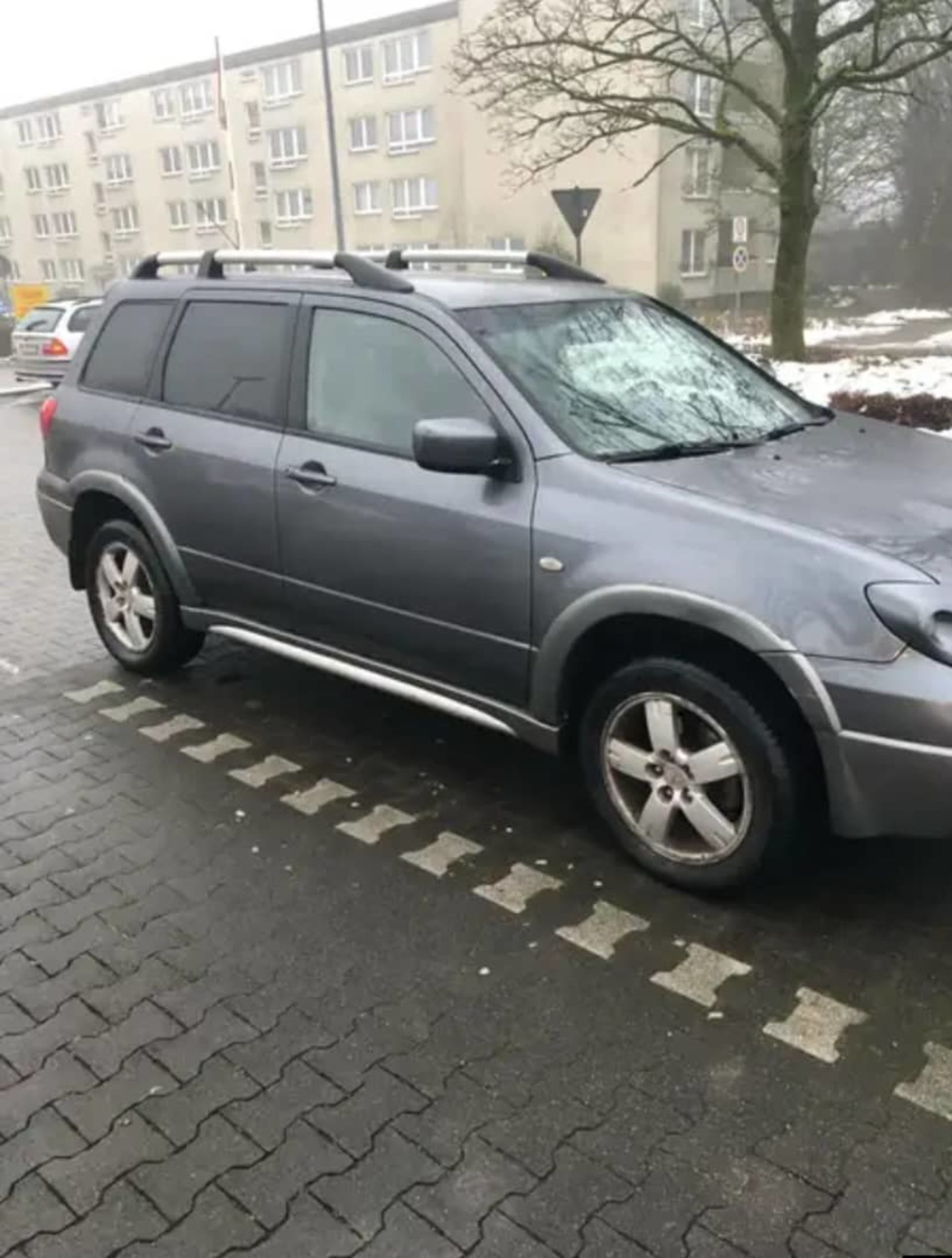 Mitsubishi Outlander - 1