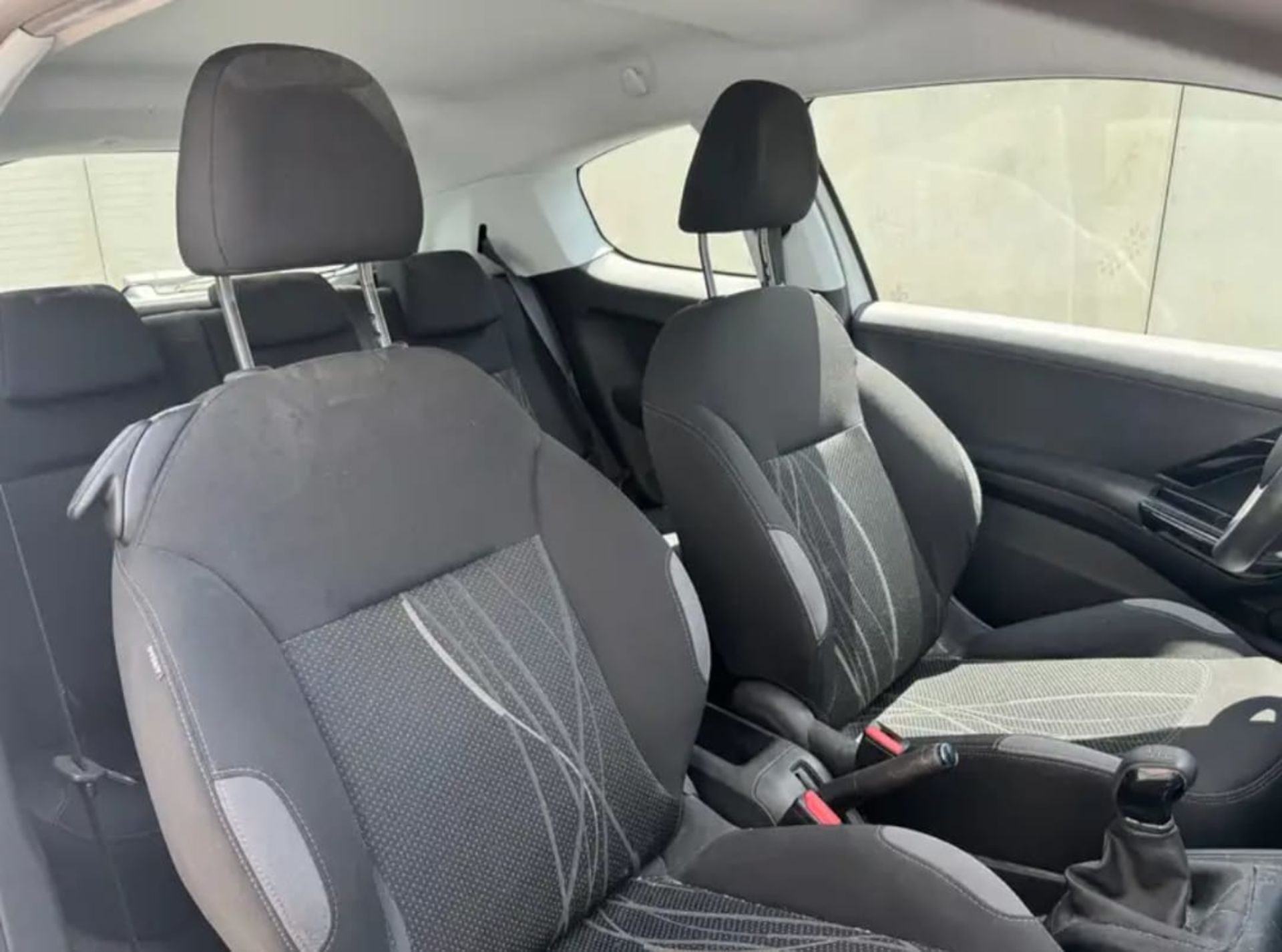 Peugeot 208 - 4