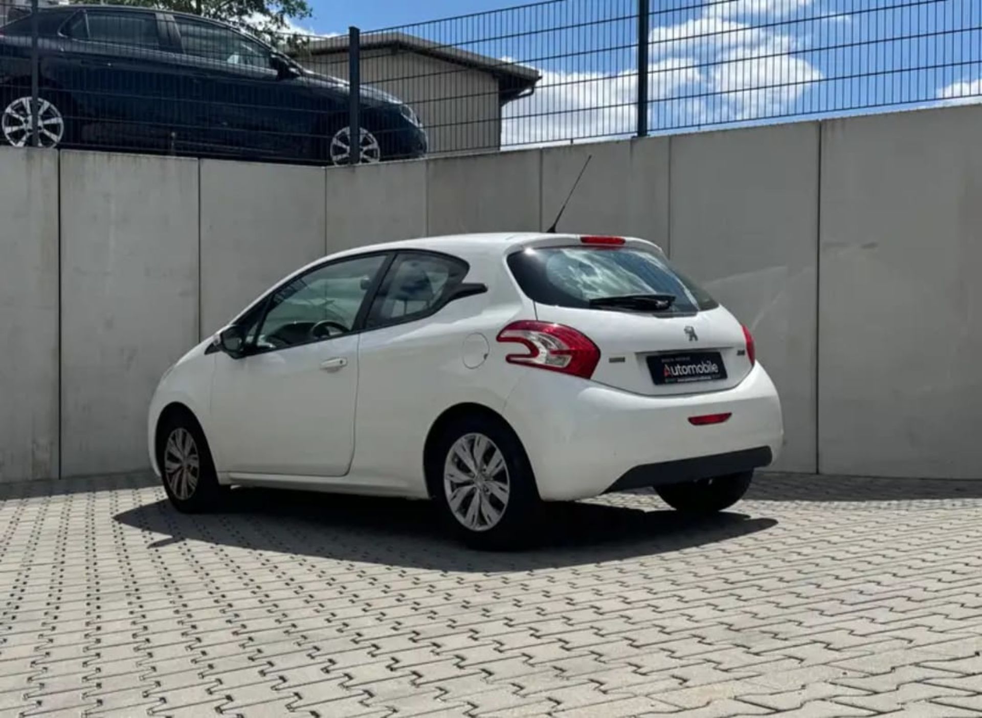 Peugeot 208 - 8