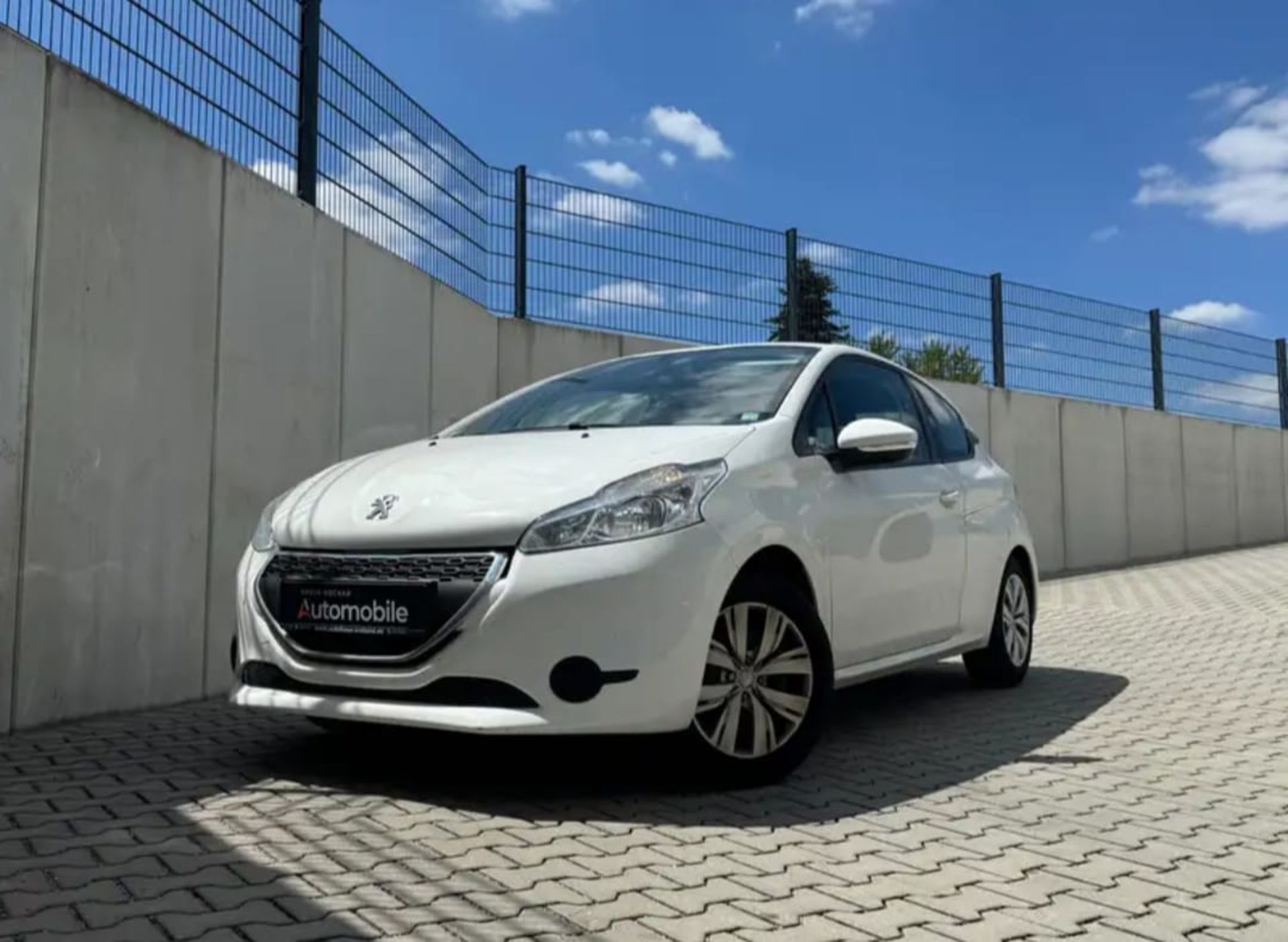 Peugeot 208 - 1