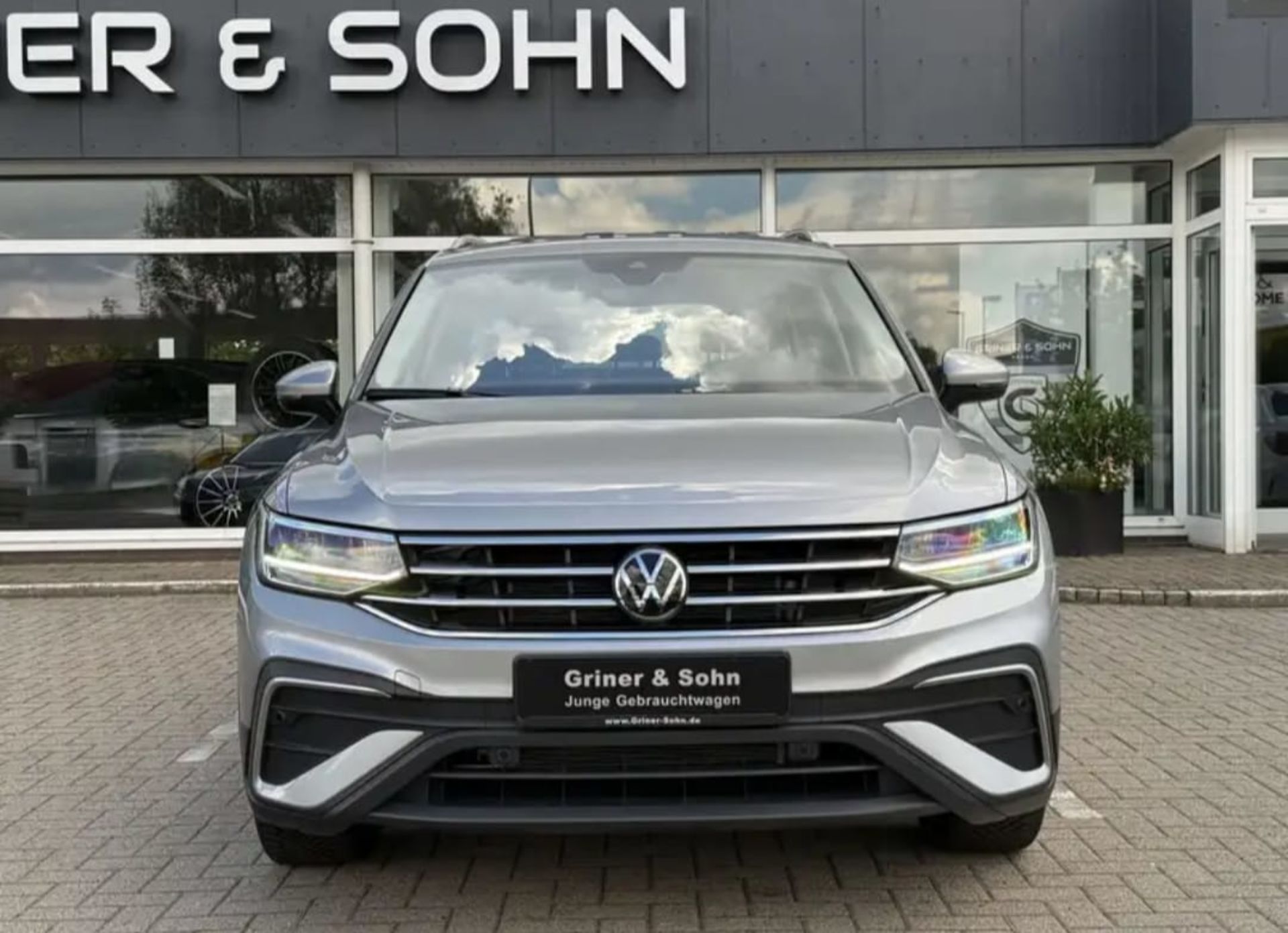 Volkswagen Tiguan - 1
