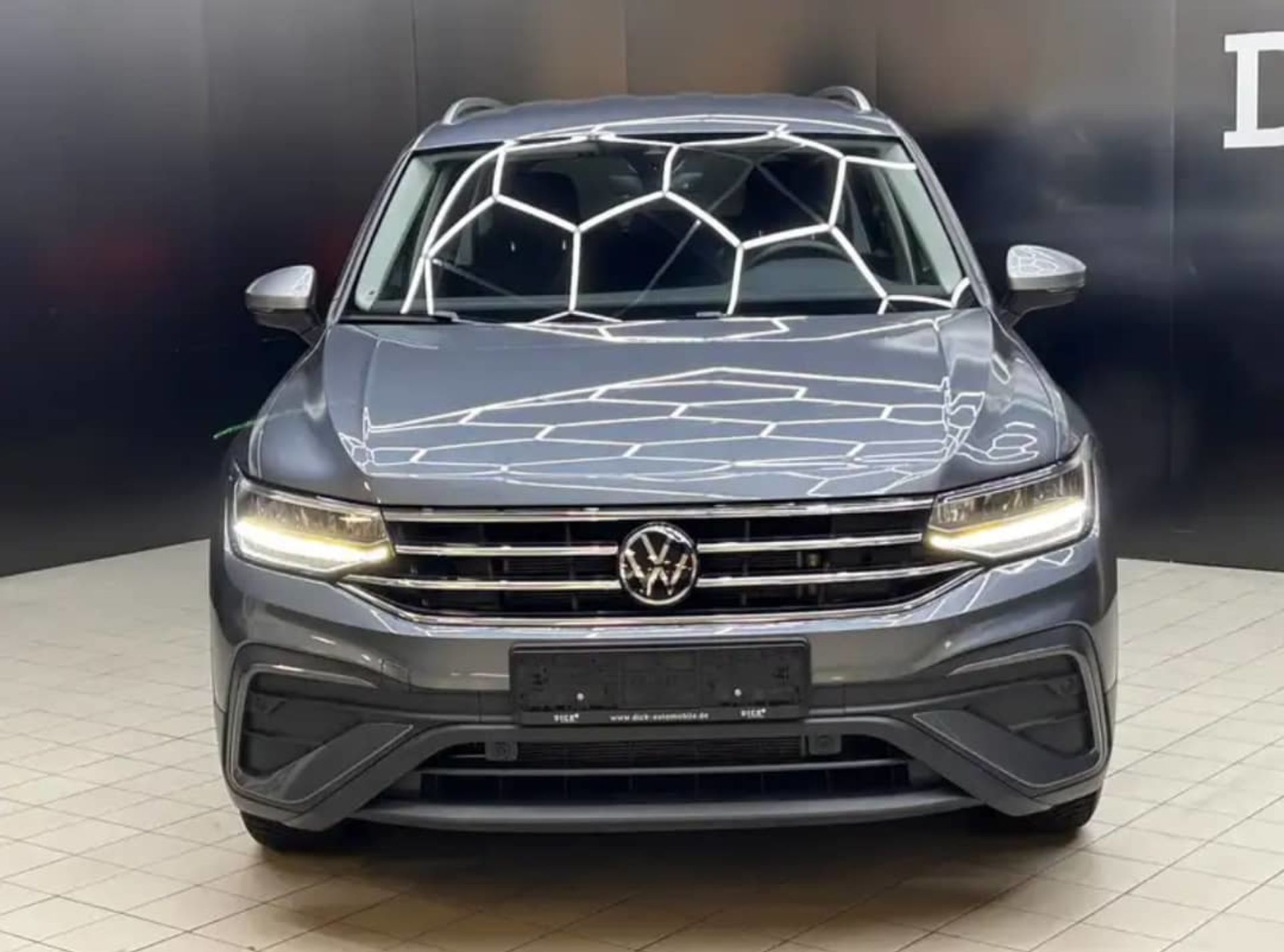 Volkswagen Tiguan - 1