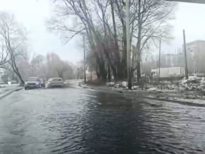 Дорогу под Северным мостом затопило из-за оттепели