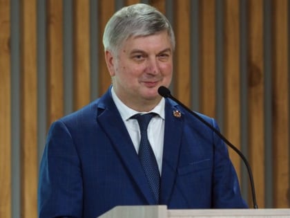 Губернатор Александр Гусев поздравил с 50-летием директора областного МФЦ