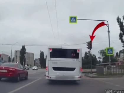 Дерзкий манёвр нетерпеливого водителя автобуса попал на&nbsp;видео в&nbsp;Воронеже