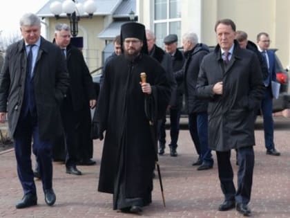 Главный храм Россошанской епархии посетили глава Воронежской митрополии, заместитель Председателя Государственной Думы А.В. Гордеев, губернатор Воронежской области А.В. Гусев и гла