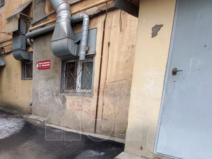 Граффити, яма и остатки объявлений. Что можно встретить по дороге к музею в Воронеже