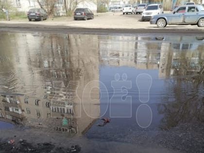 Едко пахнущая вода залила проезжую часть на воронежской улице