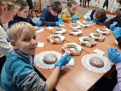 «Единая Россия» организовала мастер-класс по росписи пряников для детей из ПВР