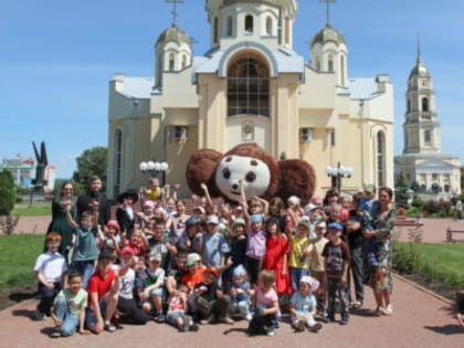 В День защиты детей на территории Ильинского собора г. Россоши прошел детский праздник «Самый яркий день!»